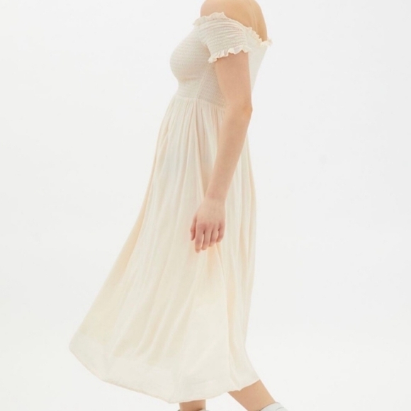 Urban Outfitters Amelia Beige Cream Off Shoulder Smock Midi Dress Sz Small NWT - Picture 3 of 10